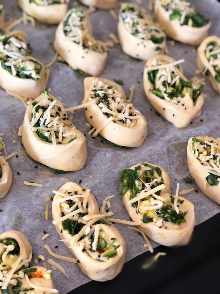 Pittige spinazie broodjes met feta en mozzarella oven