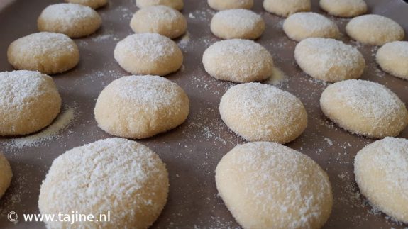 Harchakoekjes in de vorm van ghribia bolletjes