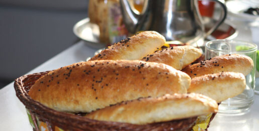 Vers en zacht stokbrood met zonnebloempitten en zwarte komijn