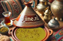Tajine van Erwtensoep Bissara met olijfolie en komijnpoeder, geserveerd in een decoratieve tajine van Tajine.nl.