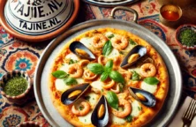 Italiaanse pizza met zeevruchten geserveerd op een Marokkaanse tafel, met Tajine.nl decoratief verwerkt in de tajinedeksel.