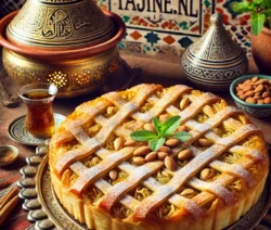 Authentieke Marokkaanse Bastilla met kip en amandelen, geserveerd met poedersuiker en kaneel, naast een decoratieve tajine.